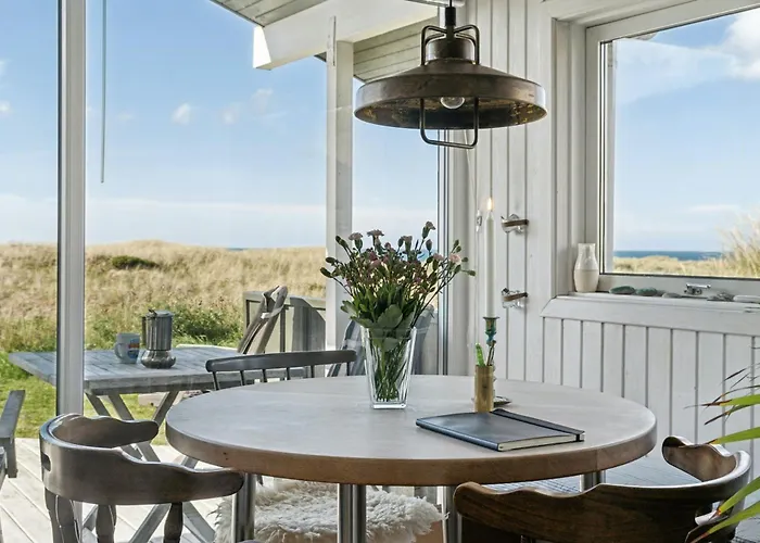 Дом отдыха Retro With Sea View At Tornby *